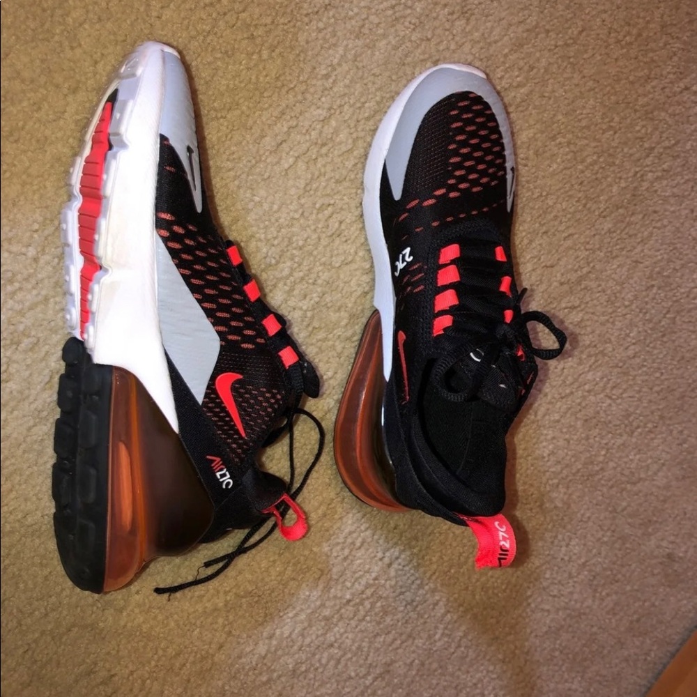 Tennis shoes